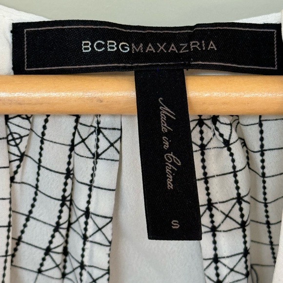 Women's Blouse - Picture 2 of 3